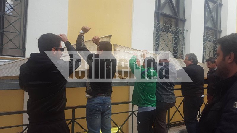 ΜΑΤ στην Ευελπίδων -Οι συγγενείς της Δώρας προσπάθησαν να εισβάλουν στο διαστήριο [εικόνες & βίντεο] | iefimerida.gr 3