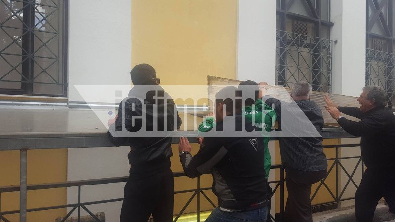 ΜΑΤ στην Ευελπίδων -Οι συγγενείς της Δώρας προσπάθησαν να εισβάλουν στο διαστήριο [εικόνες & βίντεο] | iefimerida.gr 5