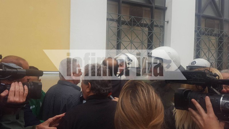 ΜΑΤ στην Ευελπίδων -Οι συγγενείς της Δώρας προσπάθησαν να εισβάλουν στο διαστήριο [εικόνες & βίντεο] | iefimerida.gr 6