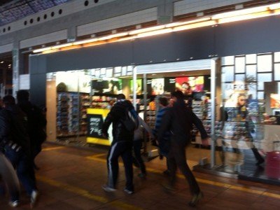 Στα αεροδρόμια Βαρκελώνης & Ντίσελντορφ οι συγγενείς των θυμάτων του Airbus που έπεσε στη Γαλλία  [εικόνες] | iefimerida.gr 2