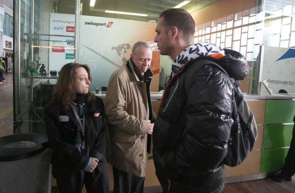 Στα αεροδρόμια Βαρκελώνης & Ντίσελντορφ οι συγγενείς των θυμάτων του Airbus που έπεσε στη Γαλλία  [εικόνες] | iefimerida.gr 1