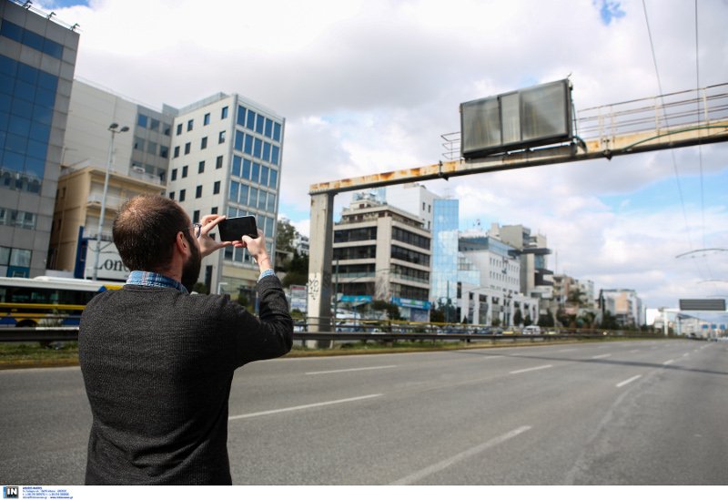 Εκτροπή κυκλοφορίας στη Συγγρού λόγω πινακίδας που κρέμεται από τον δυνατό αέρα [εικόνες] | iefimerida.gr 1