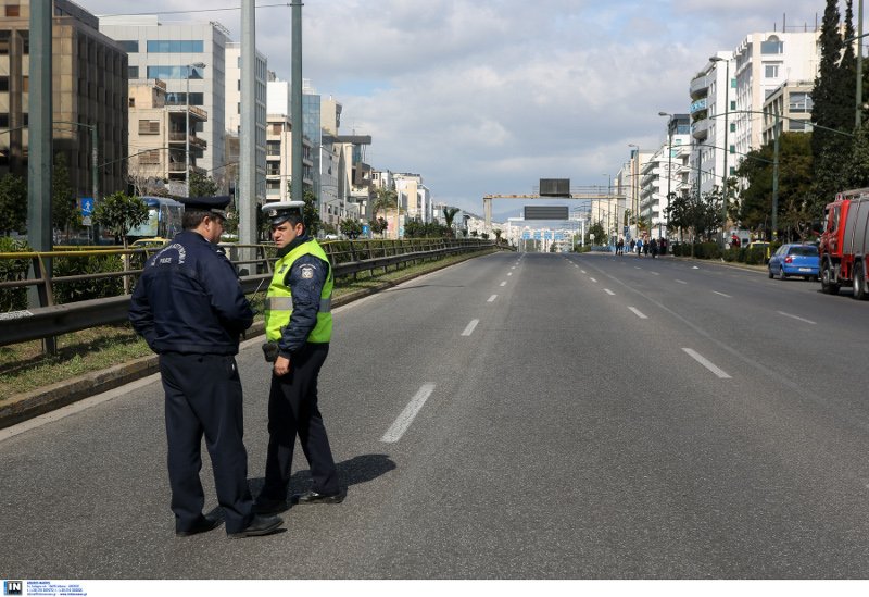 Κλειστή η άνοδος της Συγγρού λόγω πινακίδας που κρέμεται και κινδυνεύει να πέσει- φωτογραφία intimenews