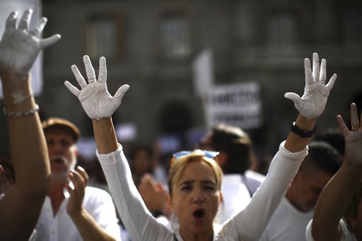 Συγκεντρώσεις σε Μαδρίτη και Βαρκελώνη: Ντυμένοι στα λευκά ζητούν να ξεκινήσει διάλογος | iefimerida.gr 3