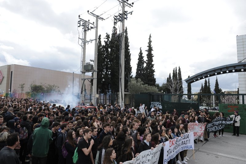Διαμαρτυρία μαθητών έξω από το υπουργείο Παιδείας [εικόνες] | iefimerida.gr 2