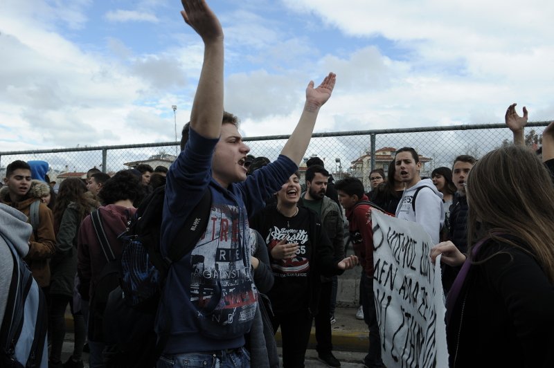 Διαμαρτυρία μαθητών έξω από το υπουργείο Παιδείας [εικόνες] | iefimerida.gr 3