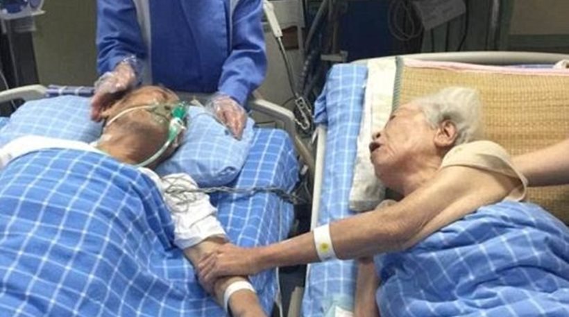 Συγκινητικό: Η φωτογραφία ζευγαριού 90χρονων στο νοσοκομείο -Στο κρεβάτι, του κρατά το χέρι [εικόνα] | iefimerida.gr 1