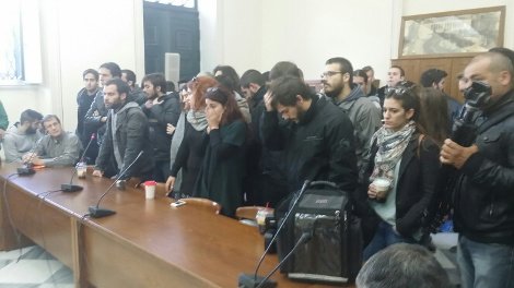Ενταση στο Πανεπιστήμιο Αθηνών: Φοιτητές κλείδωσαν μέσα τον πρύτανη και τη Σύγκλητο [εικόνες] | iefimerida.gr 1