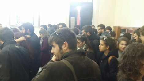 Ενταση στο Πανεπιστήμιο Αθηνών: Φοιτητές κλείδωσαν μέσα τον πρύτανη και τη Σύγκλητο [εικόνες] | iefimerida.gr 2