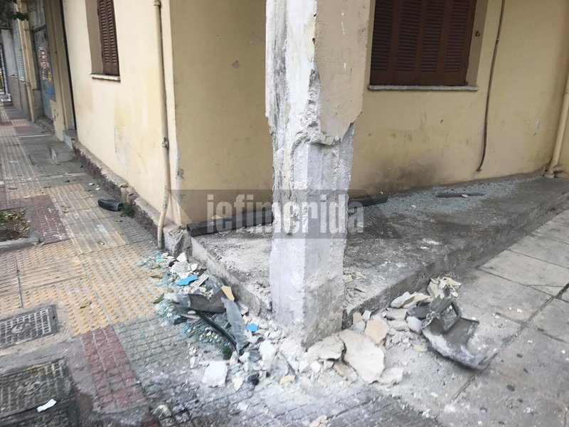 Η κολόνα που έπεσε το ένα λεωφορείο