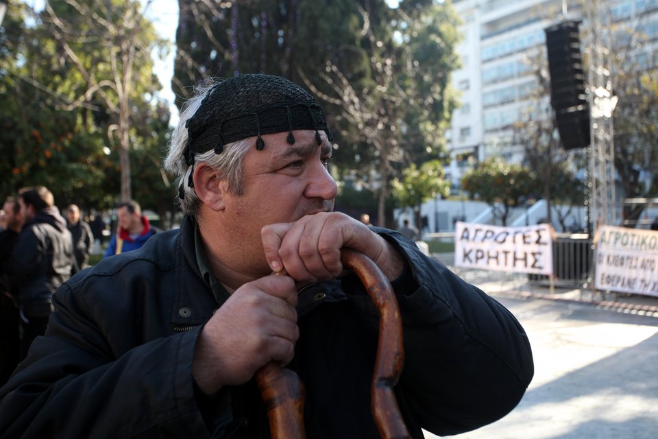 Αγρότες από την Κρήτη πολιορκούν το Σύνταγμα κατά της φορολόγησης των αγροτεμαχίων -Ποιοι δρόμοι είναι κλειστοί [εικόνες] | iefimerida.gr 1