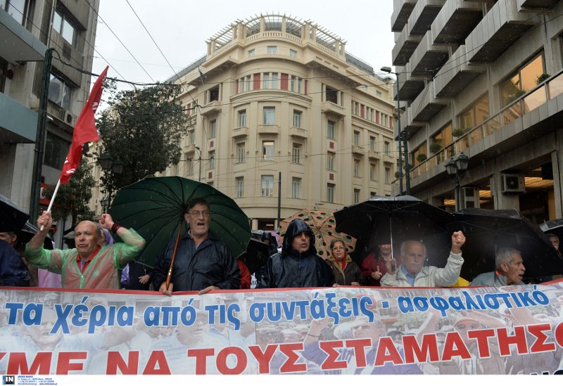 Παρά τη βροχή οι συνταξιούχοι βγήκαν να διαμαρτυρηθούν για τα μέτρα -Πορεία στη Βουλή [εικόνες] | iefimerida.gr 4