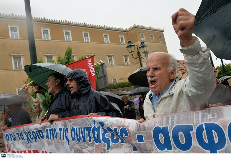 Παρά τη βροχή οι συνταξιούχοι βγήκαν να διαμαρτυρηθούν για τα μέτρα -Πορεία στη Βουλή [εικόνες] | iefimerida.gr 5