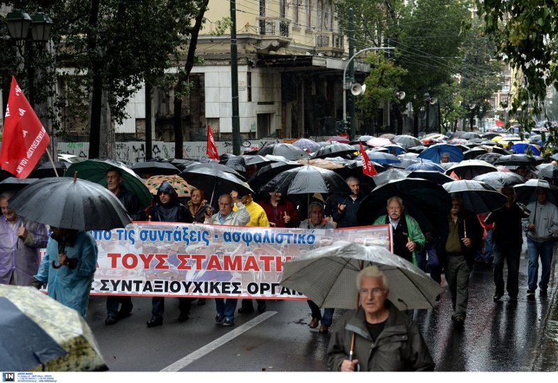 Παρά τη βροχή οι συνταξιούχοι βγήκαν να διαμαρτυρηθούν για τα μέτρα -Πορεία στη Βουλή [εικόνες] | iefimerida.gr 3