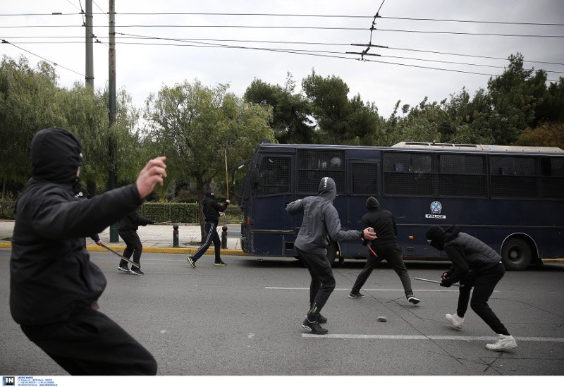 Ενταση στο μαθητικό συλλαλητήριο στην Αθήνα [εικόνες] | iefimerida.gr 0