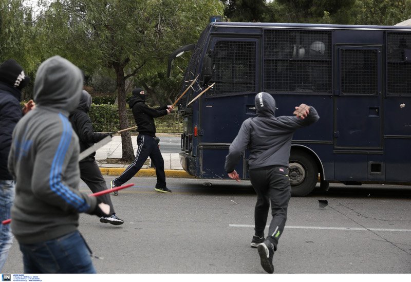 Ενταση στο μαθητικό συλλαλητήριο στην Αθήνα [εικόνες] | iefimerida.gr 1