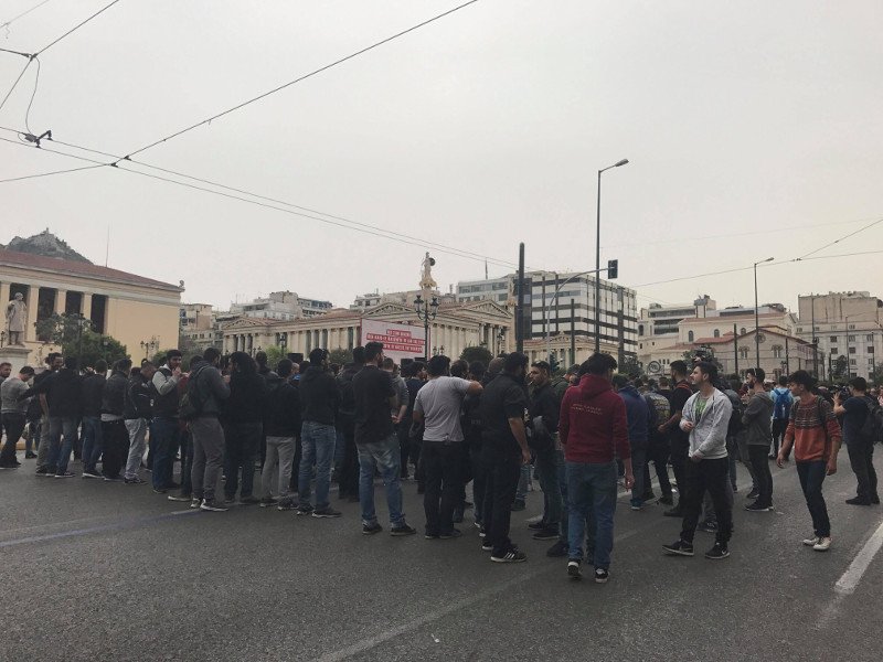 Πεταξαν αυγά στις κλούβες των ΜΑΤ- Στο αντιπολεμικό συλλαλητήριο [εικόνες & βίντεο] | iefimerida.gr 0