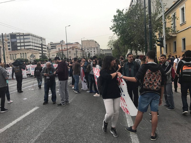 Πεταξαν αυγά στις κλούβες των ΜΑΤ- Στο αντιπολεμικό συλλαλητήριο [εικόνες & βίντεο] | iefimerida.gr 1