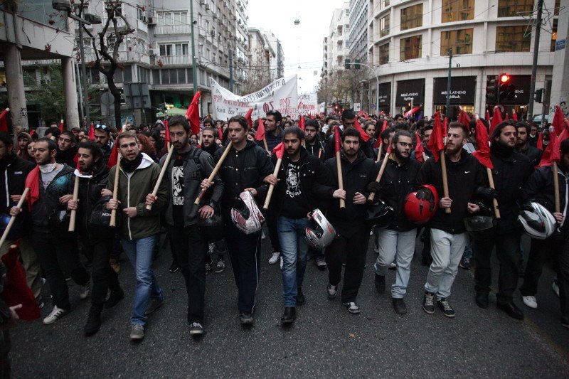 Οδοφράγματα και μολότοφ στο Πολυτεχνείο -Βροχή από χημικά στα συλλαλητήρια κατά Ομπαμα [εικόνες&βίντεο] | iefimerida.gr 14