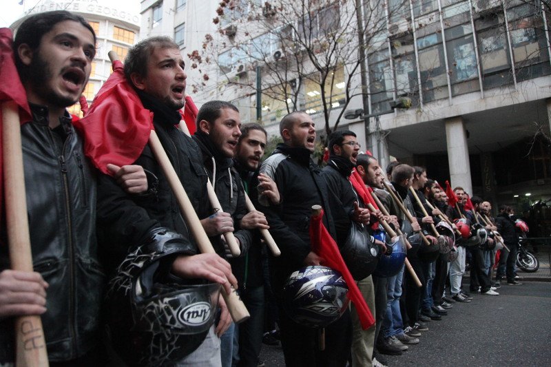 Οδοφράγματα και μολότοφ στο Πολυτεχνείο -Βροχή από χημικά στα συλλαλητήρια κατά Ομπαμα [εικόνες&βίντεο] | iefimerida.gr 15