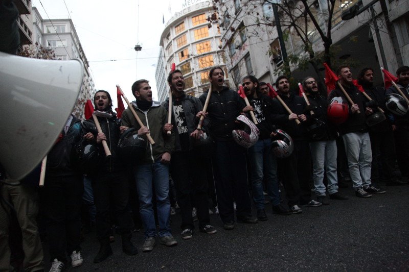 Οδοφράγματα και μολότοφ στο Πολυτεχνείο -Βροχή από χημικά στα συλλαλητήρια κατά Ομπαμα [εικόνες&βίντεο] | iefimerida.gr 16