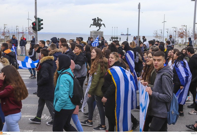 Οι μαθητές που συμμετέχουν στην πορεία για το Μακεδονικό μπροστά απο το άγαλμα του Μεγάλου Αλεξάνδρου- φωτογραφία eurokinissi
