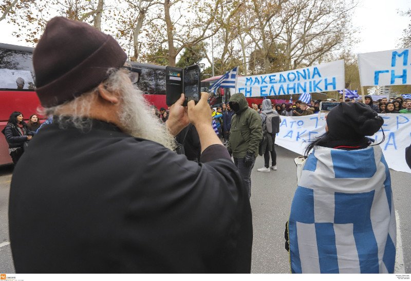 Ενας μοναχός φωτογραφίζει τους μαθητές στην πορεία για το Μακεδονικό- φωτογραφία eurokinissi