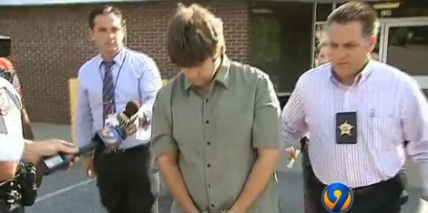 Σοκαριστικό: Μητέρα ανοίγει τη ντουλάπα και ανακαλύπτει το βιαστή της ανήλικης κόρης της  [εικόνες] | iefimerida.gr 1