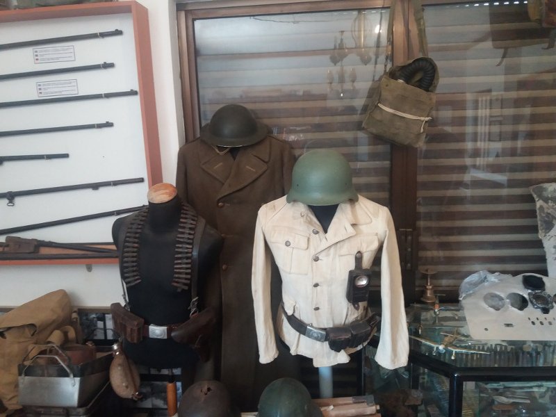 Πυροβόλα, πυρομαχικά, κράνη, στολές, εξαρτύσεις, όπλα, τμήματα από Βρετανικά και Γερμανικά οχήματα, από άρματα μάχης, μοτοσικλέτες, κομμάτια από αεροσκάφη