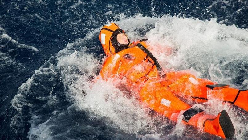 Απίστευτο: Νορβηγίδα υπουργός βούτηξε στη θάλασσα στη Λέσβο για να δει πώς νιώθουν οι πρόσφυγες [βίντεο] | iefimerida.gr 0