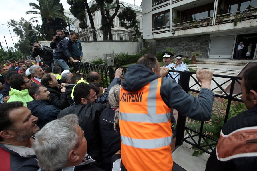 Ενταση στο Διοικητικής Ανασυγκρότησης -Συμβασιούχοι ΟΤΑ ξήλωσαν την καγκελόπορτα | iefimerida.gr 0