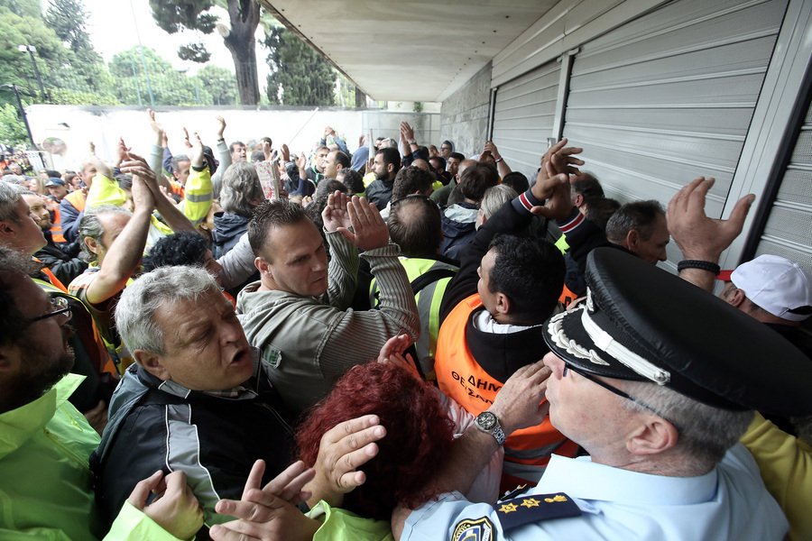 Ενταση στο Διοικητικής Ανασυγκρότησης -Συμβασιούχοι ΟΤΑ ξήλωσαν την καγκελόπορτα | iefimerida.gr 1