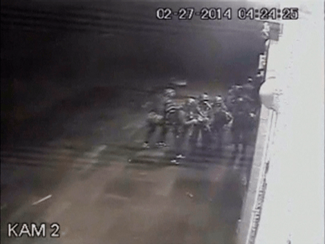 Kαρέ καρέ η εισβολή ενόπλων στο τοπικό κοινοβούλιο της Συμφερόπολης και η κατάληψη του κτηρίου [εικόνες] | iefimerida.gr 0