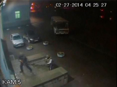 Kαρέ καρέ η εισβολή ενόπλων στο τοπικό κοινοβούλιο της Συμφερόπολης και η κατάληψη του κτηρίου [εικόνες] | iefimerida.gr 1