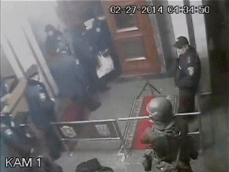 Kαρέ καρέ η εισβολή ενόπλων στο τοπικό κοινοβούλιο της Συμφερόπολης και η κατάληψη του κτηρίου [εικόνες] | iefimerida.gr 3