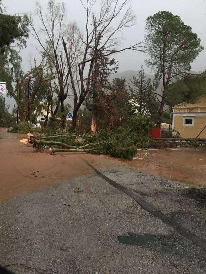 Σε κατάσταση έκτακτης ανάγκης η Σύμη -Εικόνες καταστροφής μία μέρα μετά τη σφοδρή κακοκαιρία | iefimerida.gr 3