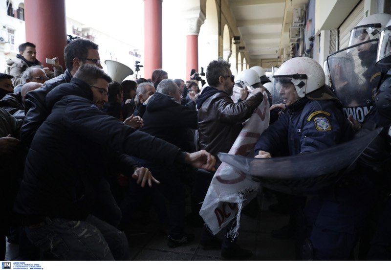 Ενταση για τους πλειστηριασμούς και στη Θεσσαλονίκη -Συμπλοκή με ΜΑΤ [εικόνες & βίντεο] | iefimerida.gr 2