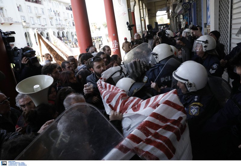 Ενταση για τους πλειστηριασμούς και στη Θεσσαλονίκη -Συμπλοκή με ΜΑΤ [εικόνες & βίντεο] | iefimerida.gr 1