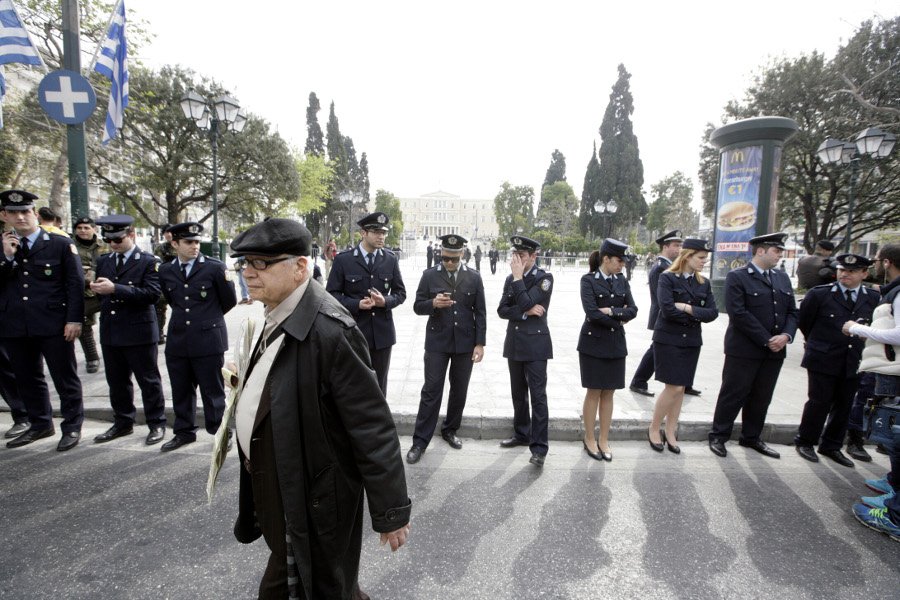 H Aθήνα «γιορτάζει» την εθνική επέτειο δείχνοντας τα δόντια της στους πολίτες– Κλούβες, κάγκελα και μιζέρια παντού [εικόνες] | iefimerida.gr 0