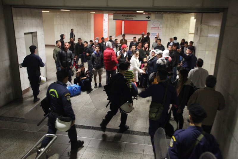 Προσαγωγές προσφύγων στο κέντρο της Αθήνας -Εφυγαν από τον Πειραιά και πήγαν να στήσουν σκηνές στο Σύνταγμα [εικόνες] | iefimerida.gr 3