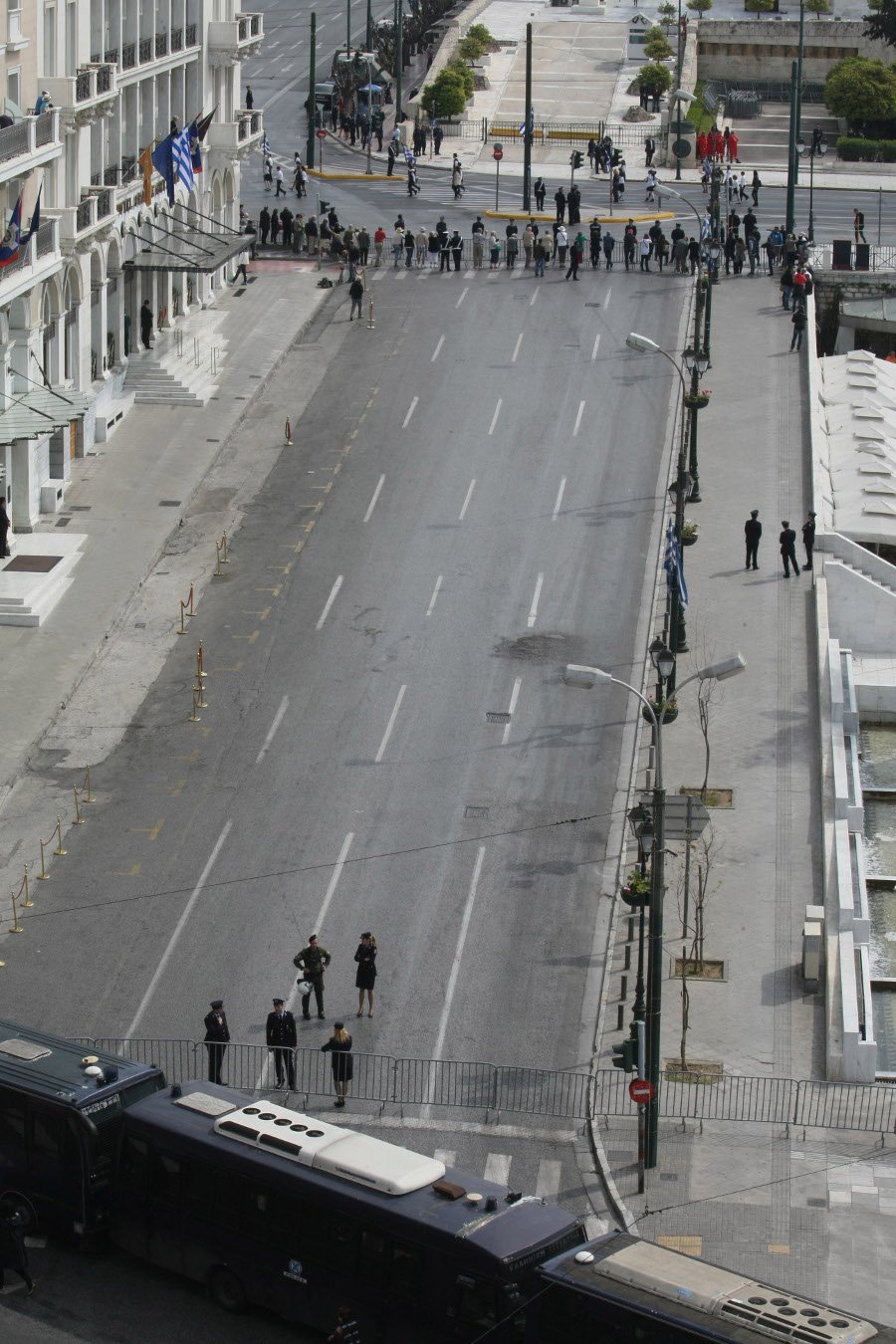 H Aθήνα «γιορτάζει» την εθνική επέτειο δείχνοντας τα δόντια της στους πολίτες– Κλούβες, κάγκελα και μιζέρια παντού [εικόνες] | iefimerida.gr 1