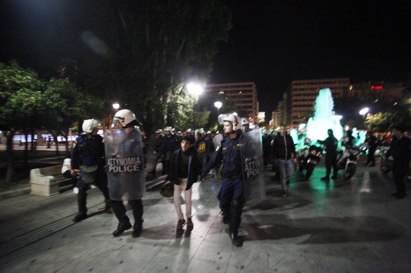Προσαγωγές προσφύγων στο κέντρο της Αθήνας -Εφυγαν από τον Πειραιά και πήγαν να στήσουν σκηνές στο Σύνταγμα [εικόνες] | iefimerida.gr 2