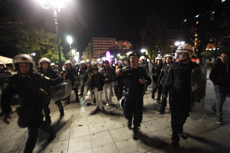 Προσαγωγές προσφύγων στο κέντρο της Αθήνας -Εφυγαν από τον Πειραιά και πήγαν να στήσουν σκηνές στο Σύνταγμα [εικόνες] | iefimerida.gr 7