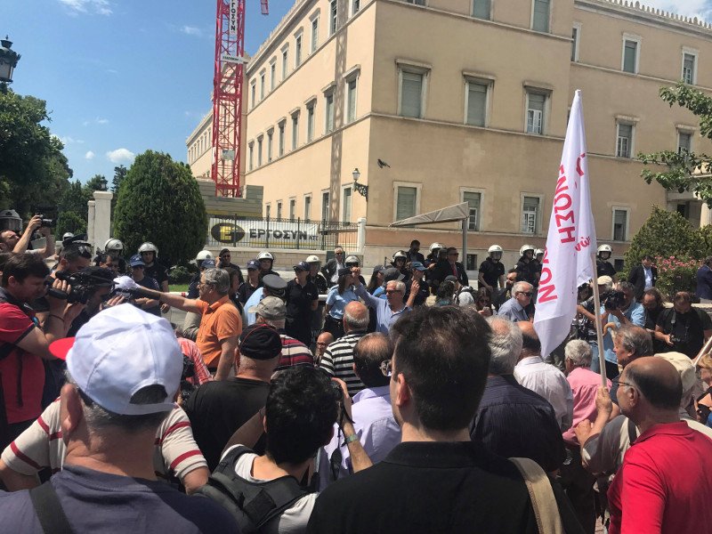 Οι συνταξιούχοι έξω από τη Βουλή -Είπαν «όχι» στις νέες μειώσεις [εικόνες & βίντεο] | iefimerida.gr 2