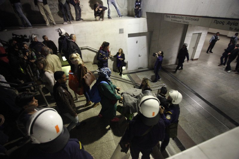 Προσαγωγές προσφύγων στο κέντρο της Αθήνας -Εφυγαν από τον Πειραιά και πήγαν να στήσουν σκηνές στο Σύνταγμα [εικόνες] | iefimerida.gr 4