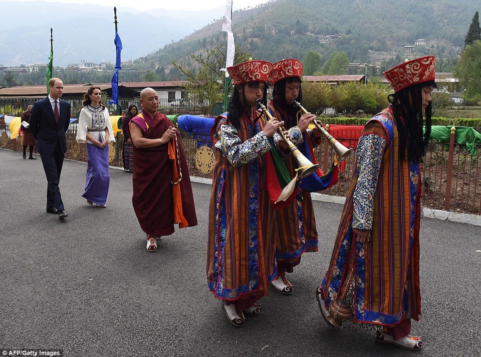 Μίντλετον ντυμένη παραδοσιακά και πρίγκιπας συνάντησαν τον «Γουίλιαμ και την  Κέιτ της Ανατολής» [εικόνες] | iefimerida.gr 5