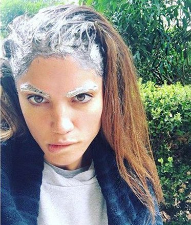 Η Μαίρη Συνατσάκη ποστάρει ασταμάτητα - Με τη βαφή σε μαλλί και φρύδι [εικόνα] | iefimerida.gr 0