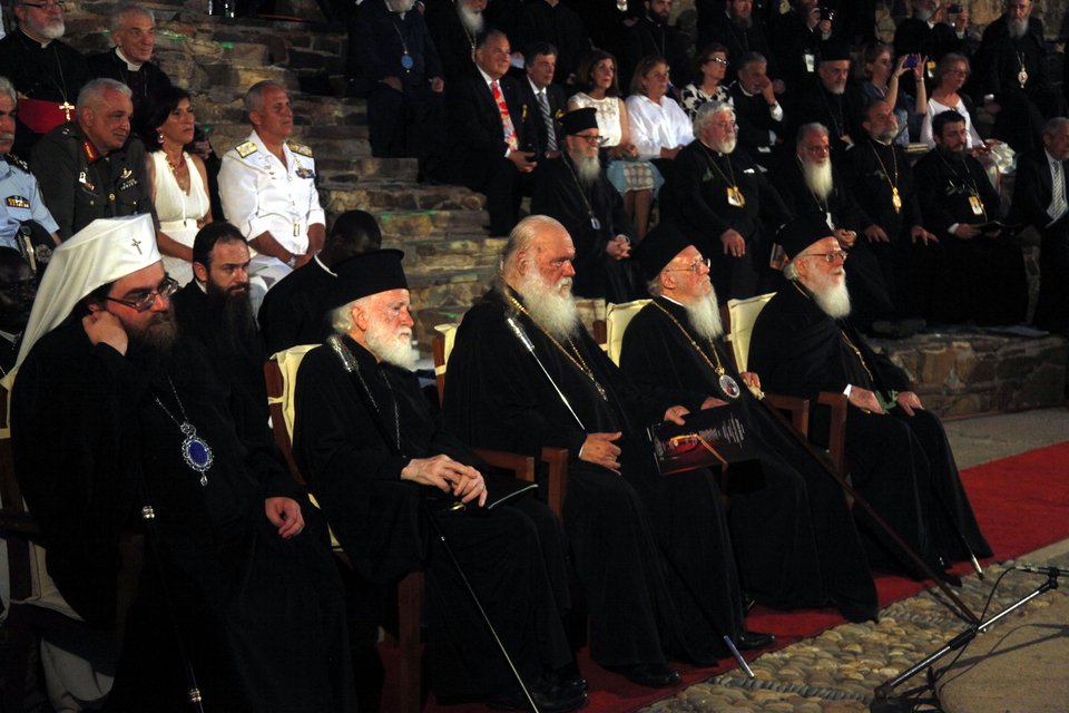 H Μαρία Φαραντούρη τραγούδησε για τους ιερείς, επικεφαλής των εκκλησιών στην Κρήτη [εικόνες & βίντεο] | iefimerida.gr 6