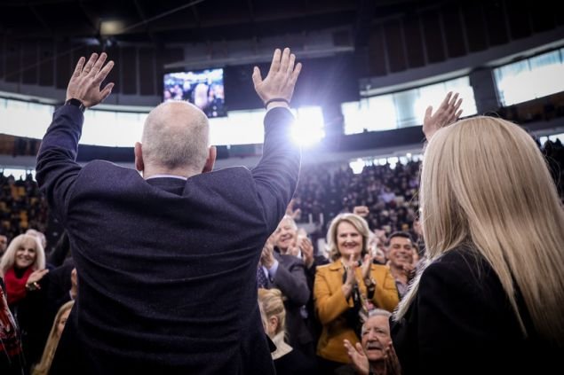 Ο Φρανς Τίμμερμανς και η Φώφη Γεννηματά χαιρετούν τους συνέδρους του ΚΙΝΑΛ