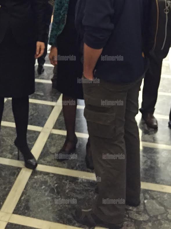 Αφωνοι όλοι με τον συνεργάτη της Κωνσταντοπούλου: Πήγε στη Βουλή με στρατιωτικό παντελόνι και σανδάλι με κάλτσα [εικόνες] | iefimerida.gr 1